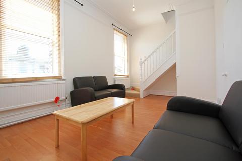 4 bedroom terraced house to rent, Kenilford Road, Clapham South