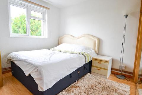 3 bedroom flat to rent, London NW2
