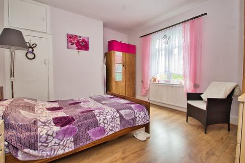 4 bedroom flat to rent, Kingsland Road, London