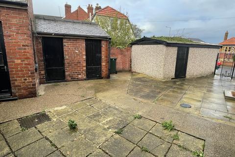 3 bedroom semi-detached house to rent, Saltersbrook Road, Darfield
