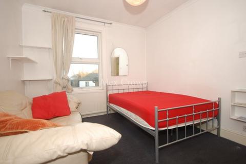 3 bedroom house share to rent, Blackstock Road, Finsbury Park