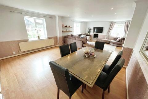 4 bedroom detached house for sale, Creasey Close, Hornchurch, RM11