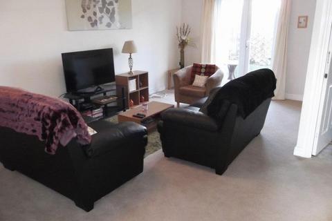 2 bedroom ground floor flat to rent, Stride Close, Chichester, PO19