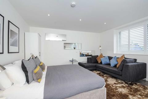 Studio to rent, Blackburn Road, West Hampstead, London, NW6