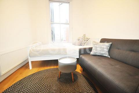 3 bedroom flat to rent, Holloway Road, London, N7