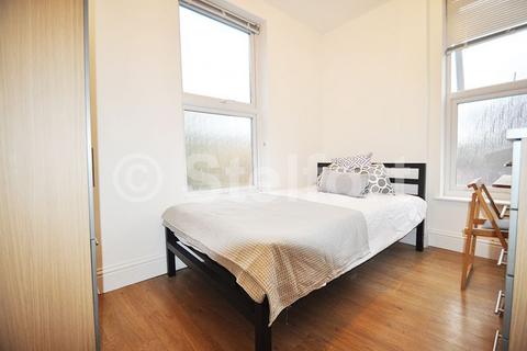 3 bedroom flat to rent, Holloway Road, London, N7