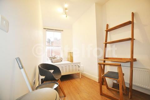 3 bedroom flat to rent, Holloway Road, London, N7