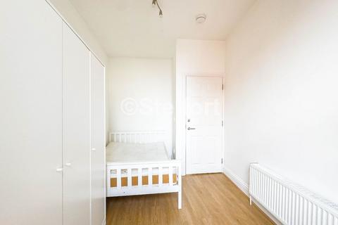 3 bedroom flat to rent, Holloway Road, London, N7