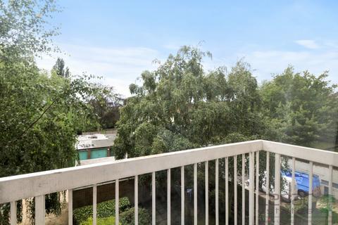 Studio to rent, Finchley Road, Hampstead NW3
