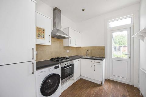 4 bedroom flat to rent, Commonside East, Mitcham Common, Croydon