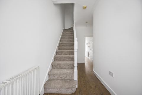 4 bedroom flat to rent, Commonside East, Mitcham Common, Croydon