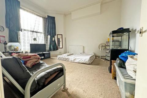 2 bedroom flat for sale - Romford Road,  London, E7
