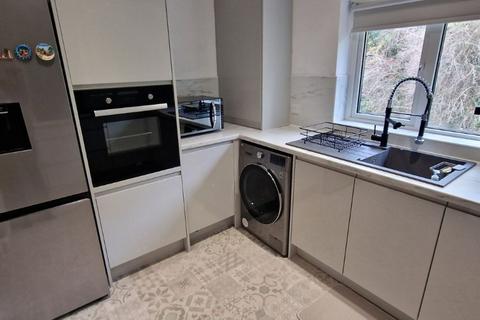 2 bedroom flat to rent, Howard Street