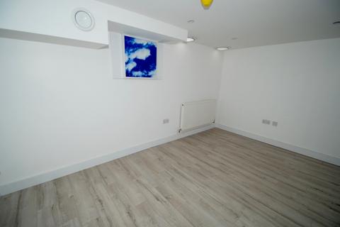 2 bedroom flat to rent, Basement Flat, Boston Road, Hanwell, W7