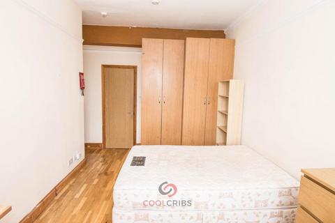 Studio to rent, Linden Gardens, Notting Hill Gate, London W2