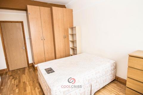 Studio to rent, Linden Gardens, Notting Hill Gate, London W2