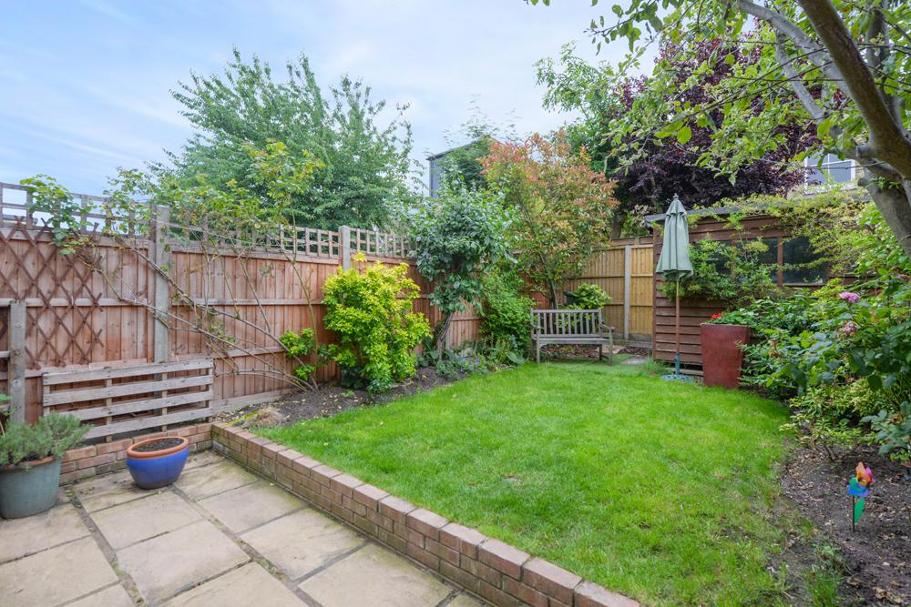 Stuart Road, Wimbledon Park, SW19 4 bed house £2,850 pcm (£658 pw)