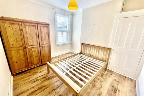 2 bedroom apartment to rent, Elvendon Road, London, N13