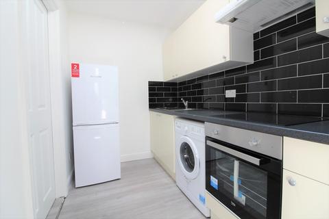 Studio to rent, Deansway, Edmonton, London, N9