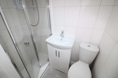 Studio to rent, Deansway, Edmonton, London, N9