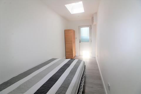 Studio to rent, Deansway, Edmonton, London, N9