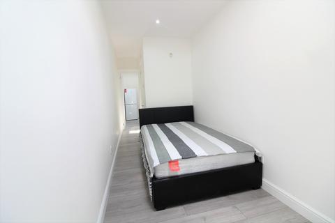 Studio to rent, Deansway, Edmonton, London, N9