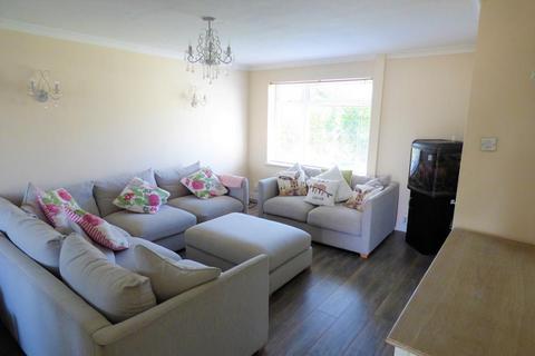 3 bedroom semi-detached house to rent, Ventnor Gardens, Luton, LU3 3SN