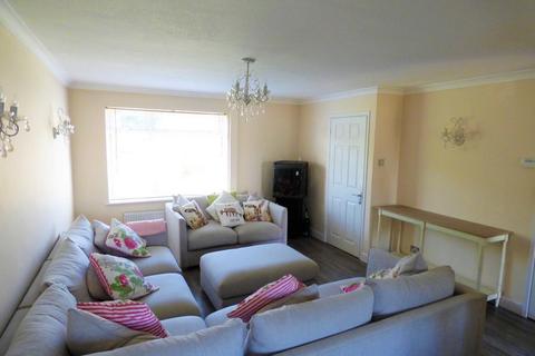 3 bedroom semi-detached house to rent, Ventnor Gardens, Luton, LU3 3SN