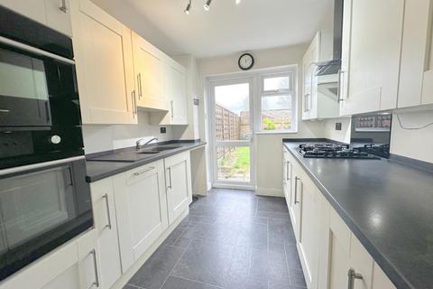 3 bedroom semi-detached house to rent, Ventnor Gardens, Luton, LU3 3SN