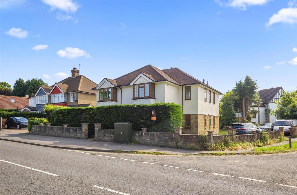 Brighton Road, Lower Kingswood, Tadworth 2 bed house £265,000