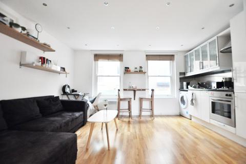 Studio to rent, Camden Passage, London N1