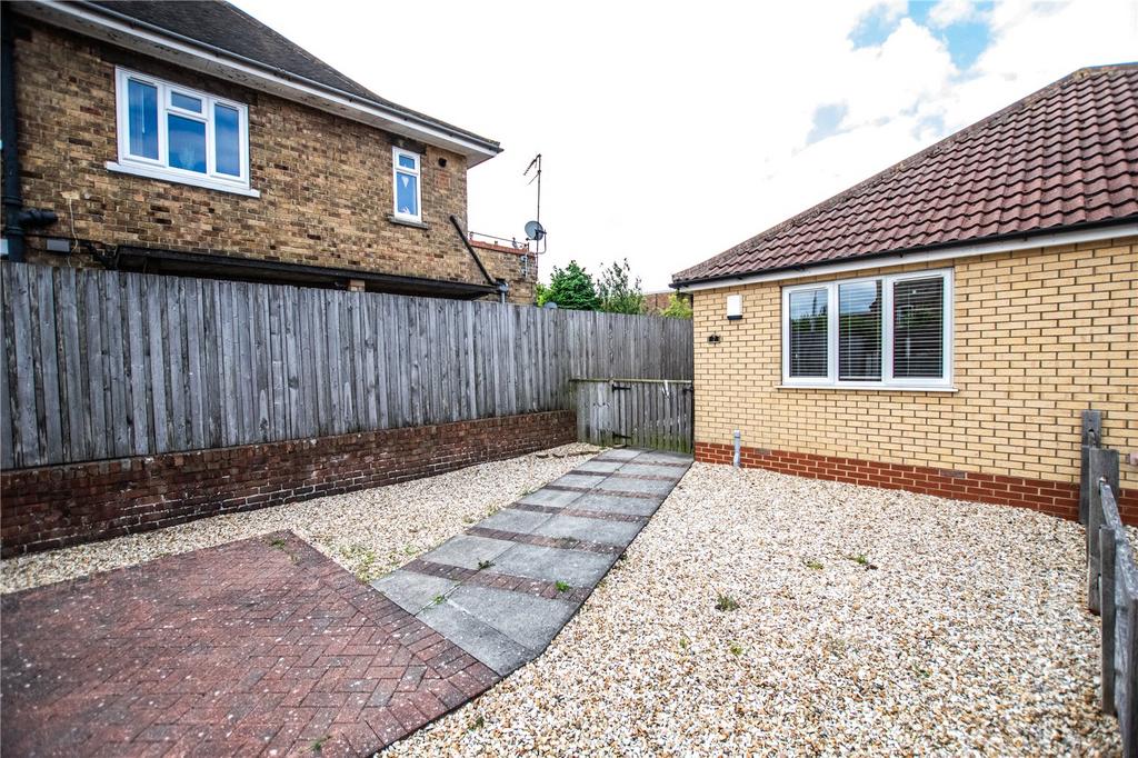 Maygrove Mews, Cleethorpes, N E... 2 bed bungalow to rent £660 pcm (£