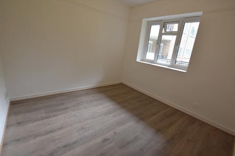 4 bedroom flat to rent, Sulivan Court, Broomhouse lane, London SW6
