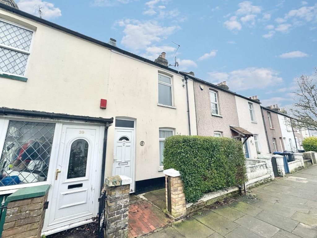 Byron Avenue, Margate 2 bed terraced house £995 pcm (£230 pw)