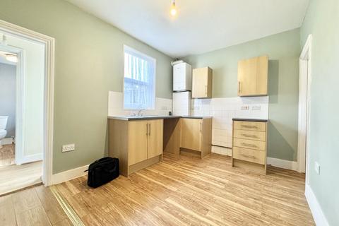 2 bedroom terraced house to rent, Byron Avenue, Margate