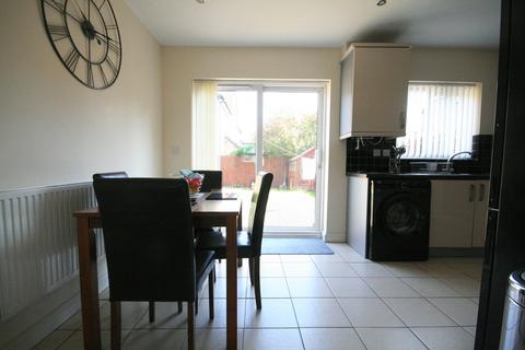 3 bedroom semi-detached house to rent, Farrier Court, Crewe