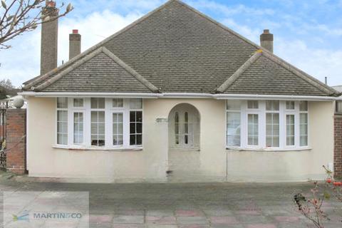 3 bedroom detached bungalow to rent, Walton On Thames