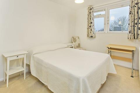3 bedroom flat to rent, Searles Close, SW11 4RH