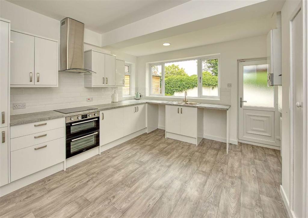 3, Sandy Lane, Brewood, Stafford, ST19 4 bed detached bungalow £359,950