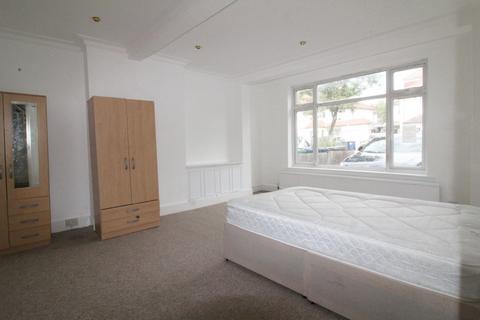 1 bedroom in a house share to rent, Woodland Way, Mill Hill, NW7