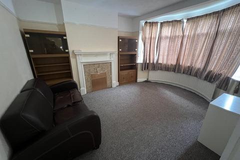 4 bedroom semi-detached house to rent, Hibernia Gardens, Hounslow