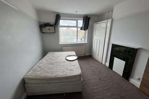 4 bedroom semi-detached house to rent, Hibernia Gardens, Hounslow