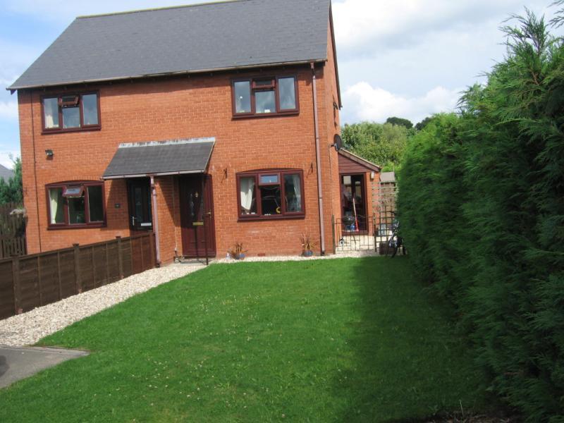 Elizabeth Road, Kington, Herefordshire 2 bed semidetached house £575 pcm (£133 pw)