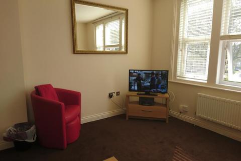 2 bedroom flat to rent, West Hill Road, Bournemouth