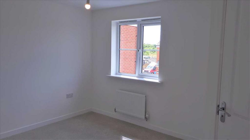 Front bedroom 1 :