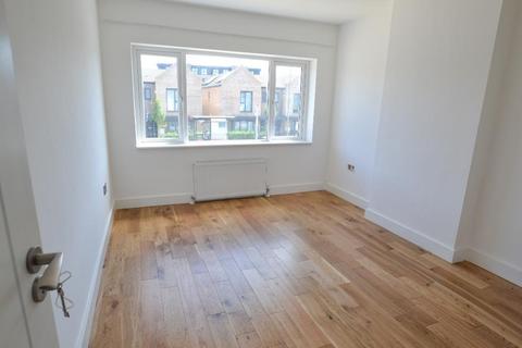 3 bedroom flat to rent, London NW2