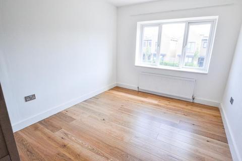 3 bedroom flat for sale, London NW2