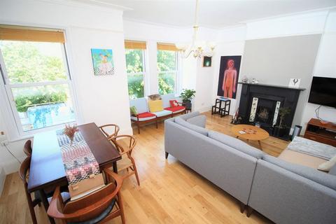 3 bedroom apartment to rent, Boundaries Road, Balham, SW12 8HF