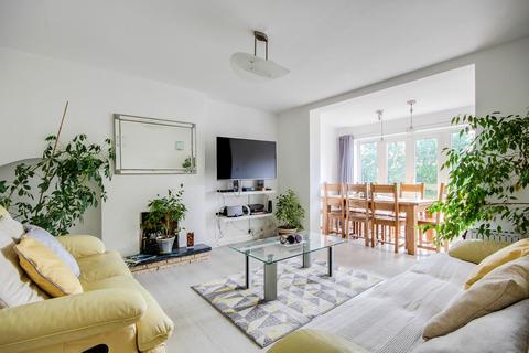 20b The Grove, Coulsdon, CR5 2BH