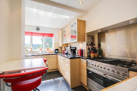 20b The Grove, Coulsdon, CR5 2BH